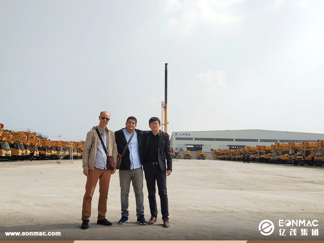 阿尔及利亚客户参观徐工集团平地机工厂