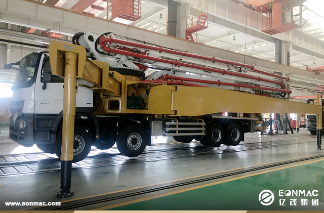 马来西亚客户参观亿茂集团和徐工集团工厂