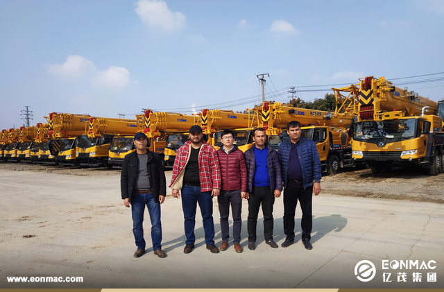 乌兹别克斯坦客户参观徐工集团汽车起重机工厂