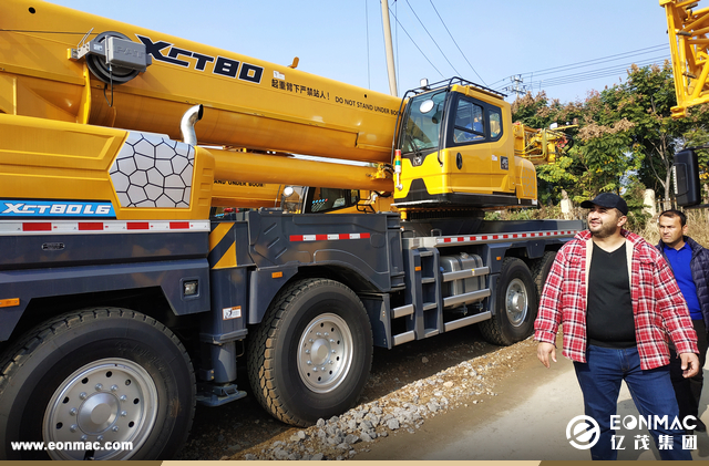 乌兹别克斯坦客户参观徐工集团汽车起重机工厂