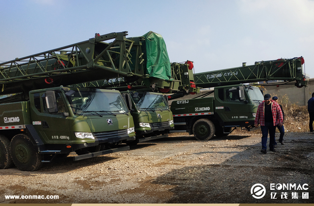 乌兹别克斯坦客户参观徐工集团汽车起重机工厂