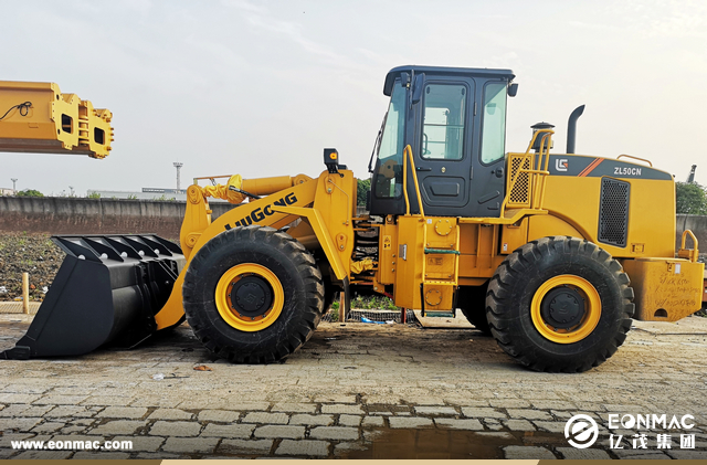 2台山推SD22推土机和2台柳工ZL50CN装载机出口尼日利亚