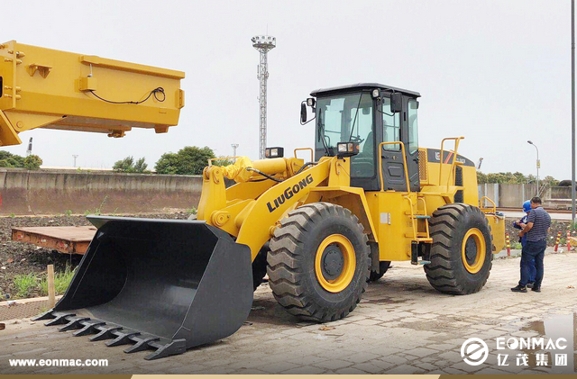 2台山推SD22推土机和2台柳工ZL50CN装载机出口尼日利亚