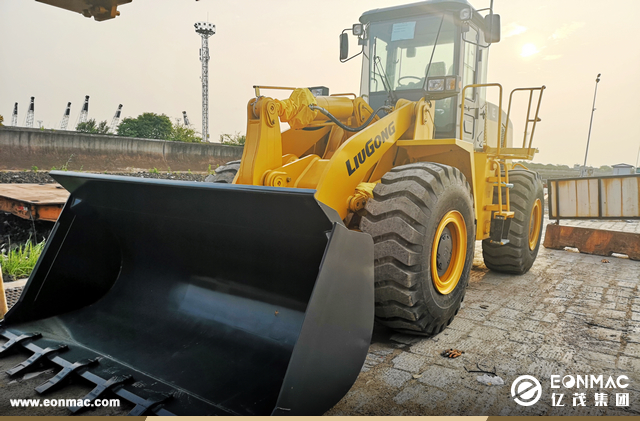 2台山推SD22推土机和2台柳工ZL50CN装载机出口尼日利亚