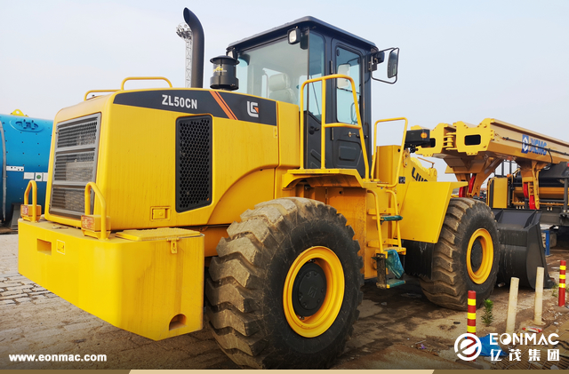 2台山推SD22推土机和2台柳工ZL50CN装载机出口尼日利亚