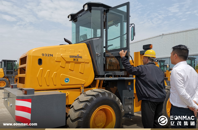 阿尔及利亚客户参观亿茂集团和龙工工厂