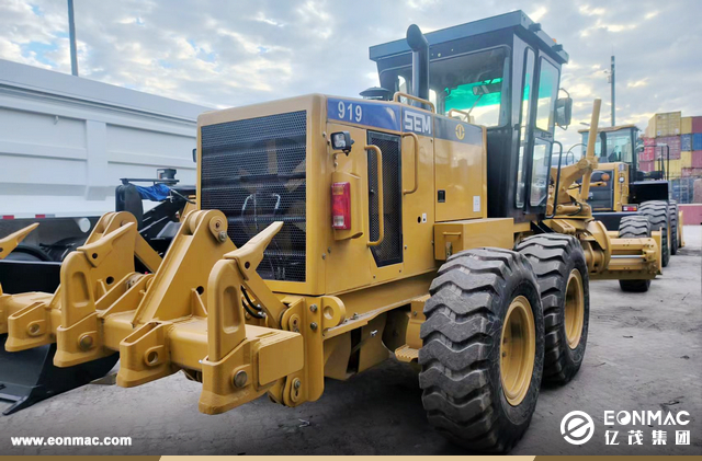1台山工655D装载机和1台山工919平地机出口利比里亚