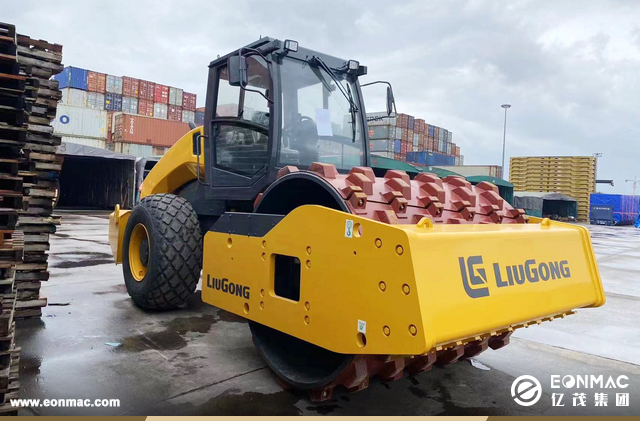 1台山工平地机及2台柳工压路机和滑移装载机出口墨西哥 