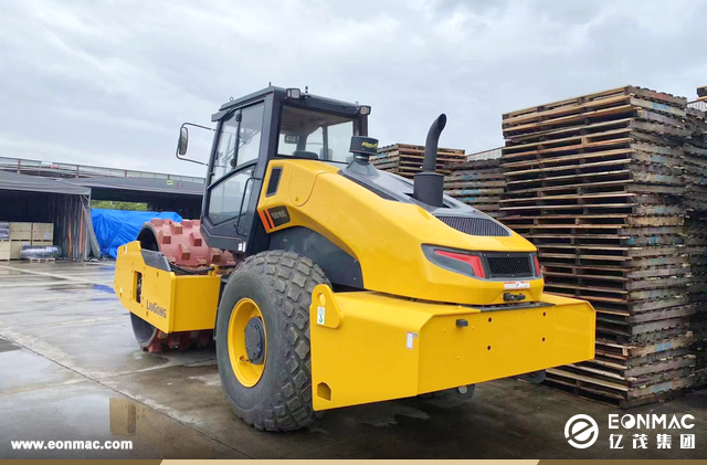 1台山工平地机及2台柳工压路机和滑移装载机出口墨西哥 