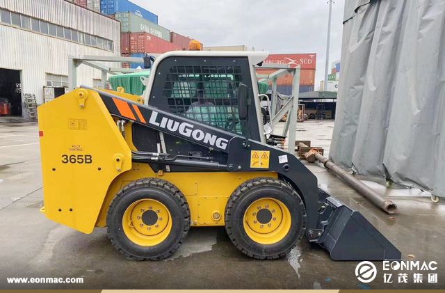 1台山工平地机及2台柳工压路机和滑移装载机出口墨西哥 