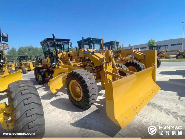 1台山工平地机及2台柳工压路机和滑移装载机出口墨西哥 