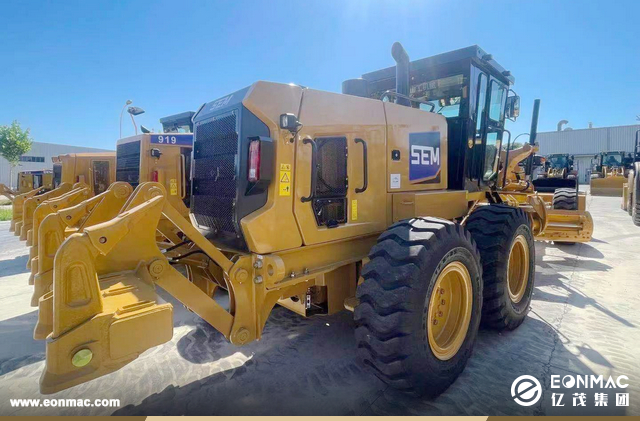 1台山工平地机及2台柳工压路机和滑移装载机出口墨西哥 